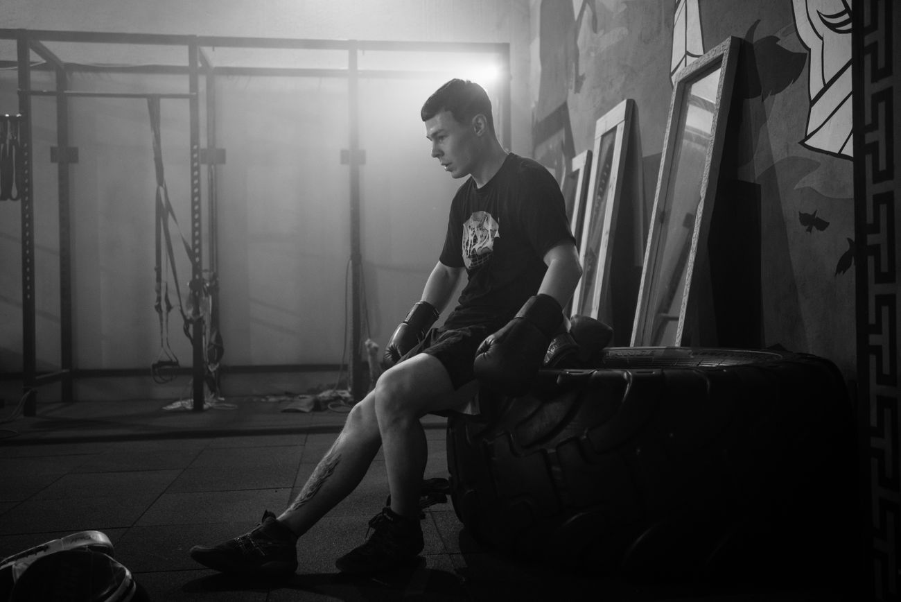 Athlet ruht erschöpft und entspannt nach dem Training in warmem Licht